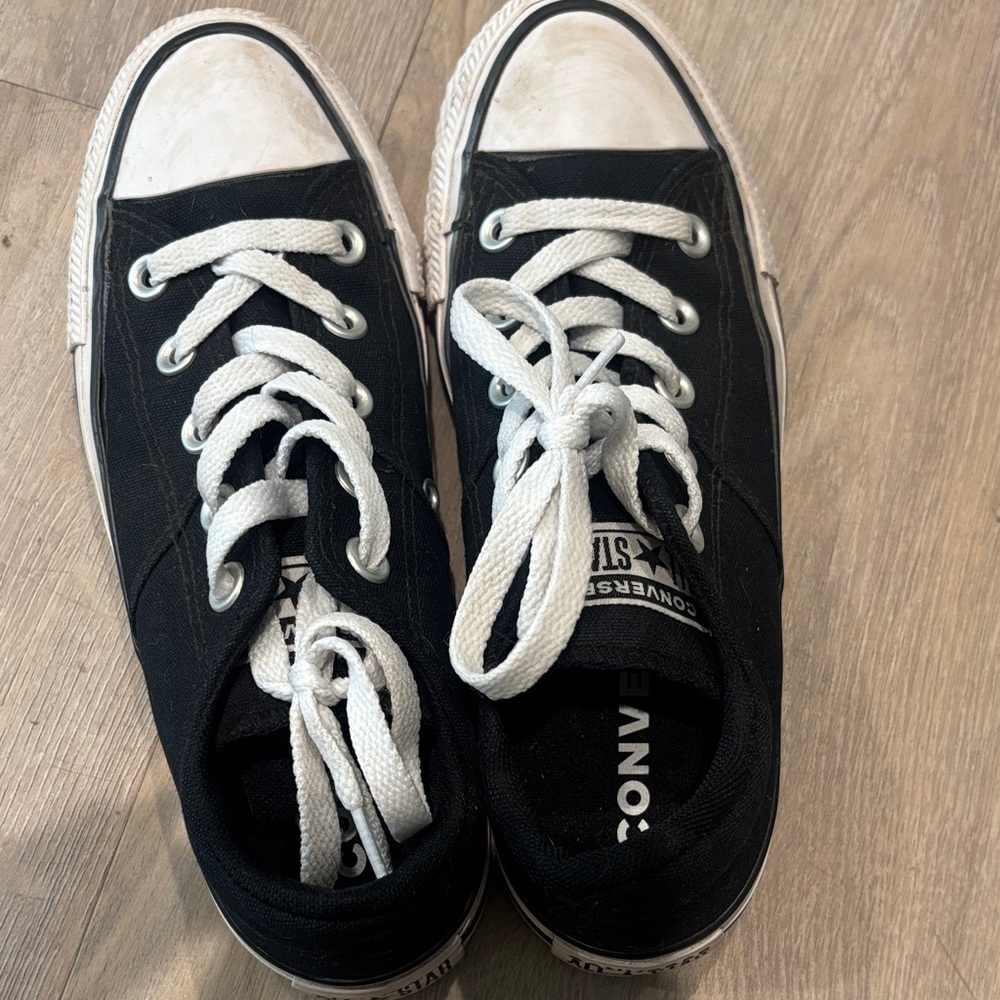BLACK AND WHITE CONVERSE LOWTOPS